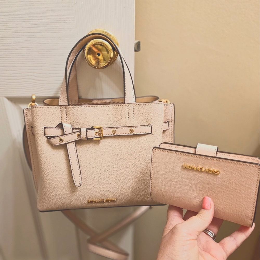 Michael kors hanbag with wallet